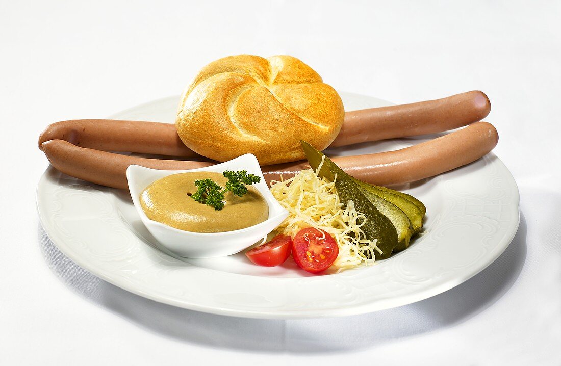 Frankfurters with bread roll and mustard