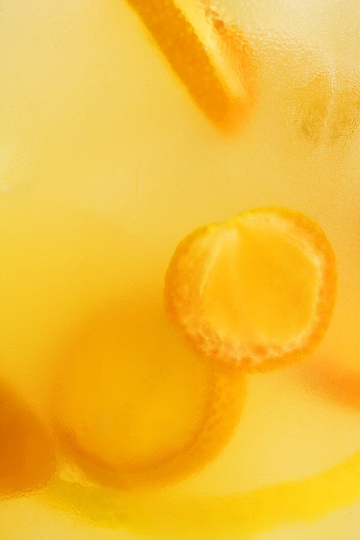 Cocktail mit Kumquats und Zitronenschale