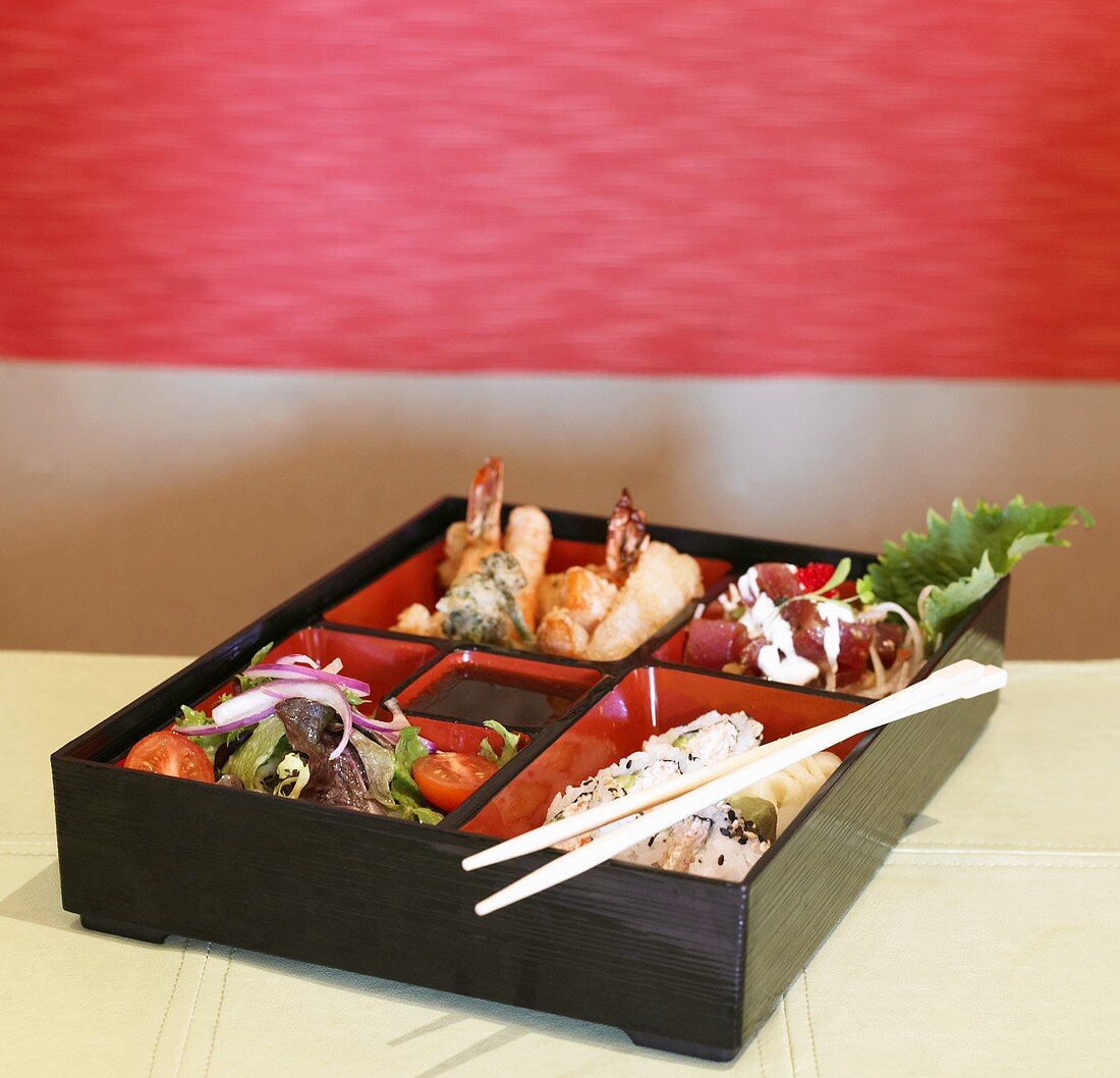 Bento Box mit Sushi und Meeresfrüchten (Japan)