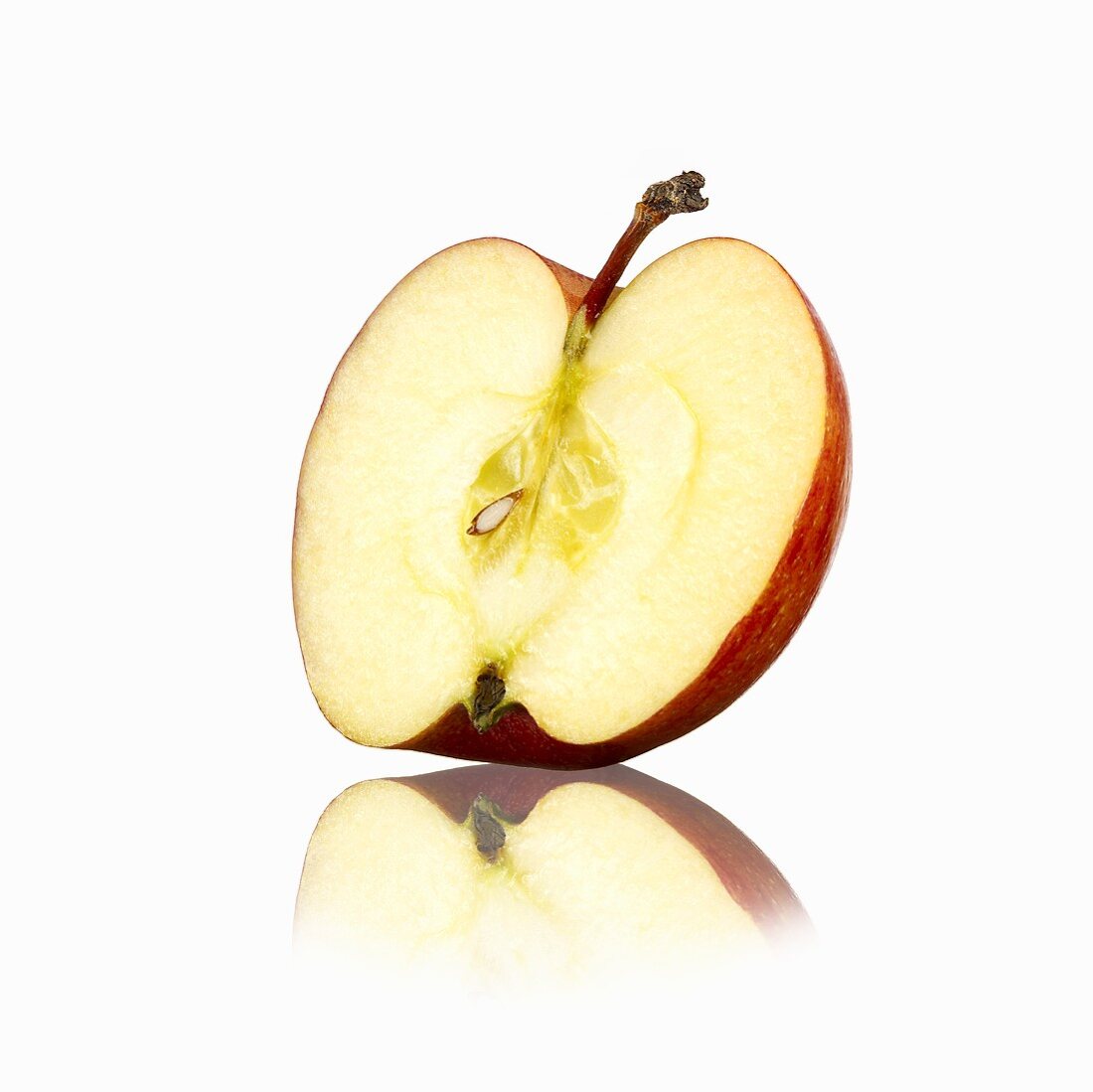 Halber roter Apfel mit Reflexion