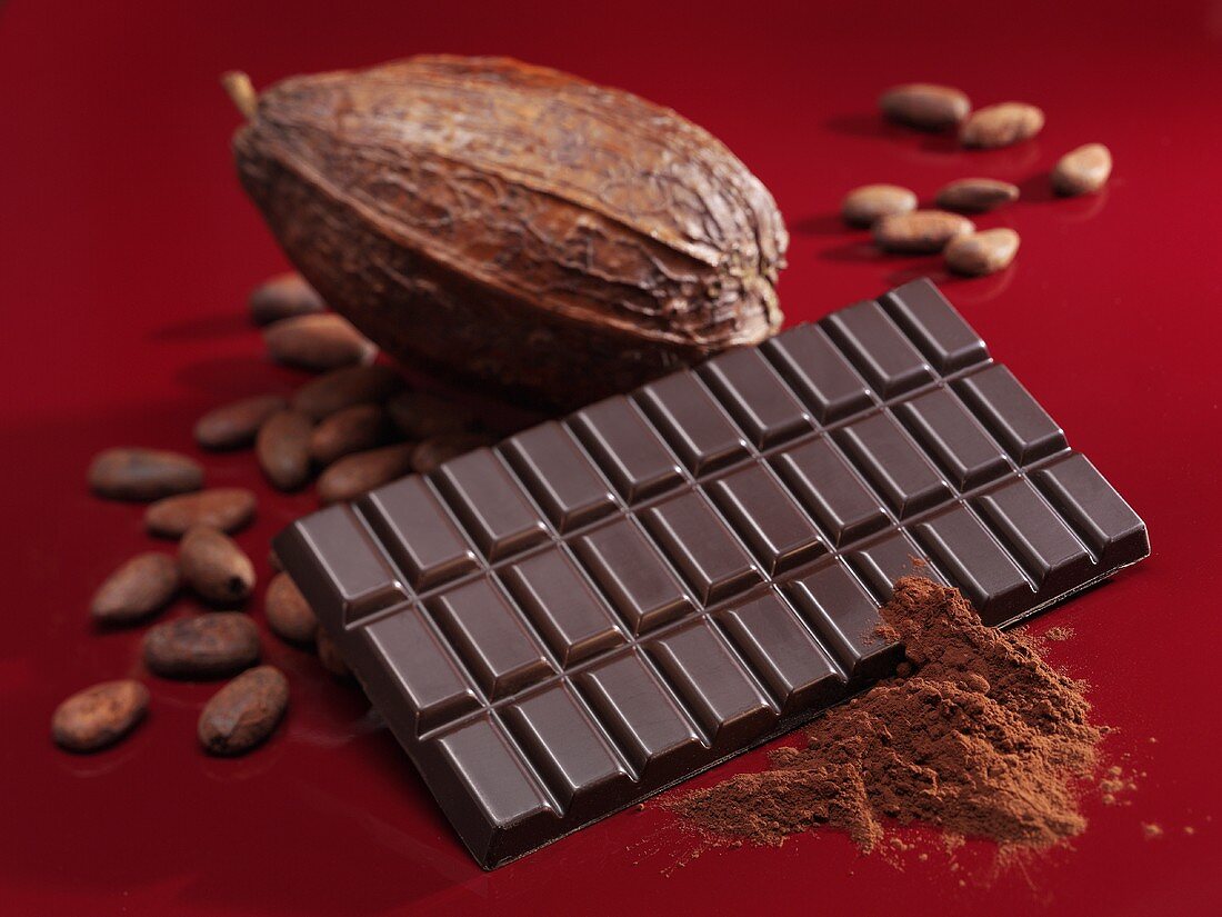 Schokoladentafel, Kakaopulver, Kakaofrucht und Kakaobohnen