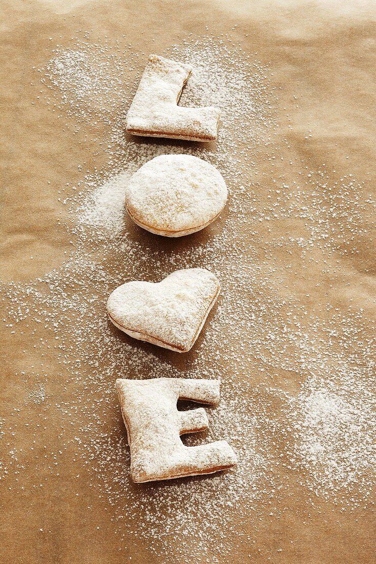 Frisch gebackene LOVE-Plätzchen mit Puderzucker