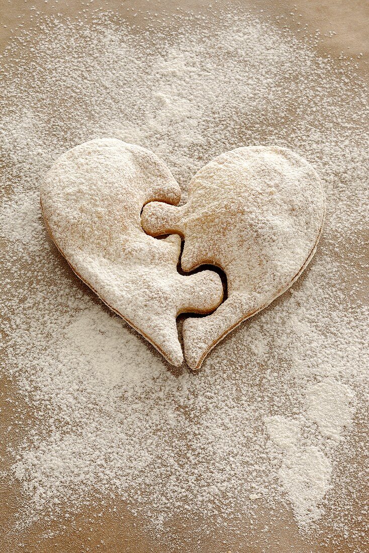 Heart-shaped biscuit with icing sugar