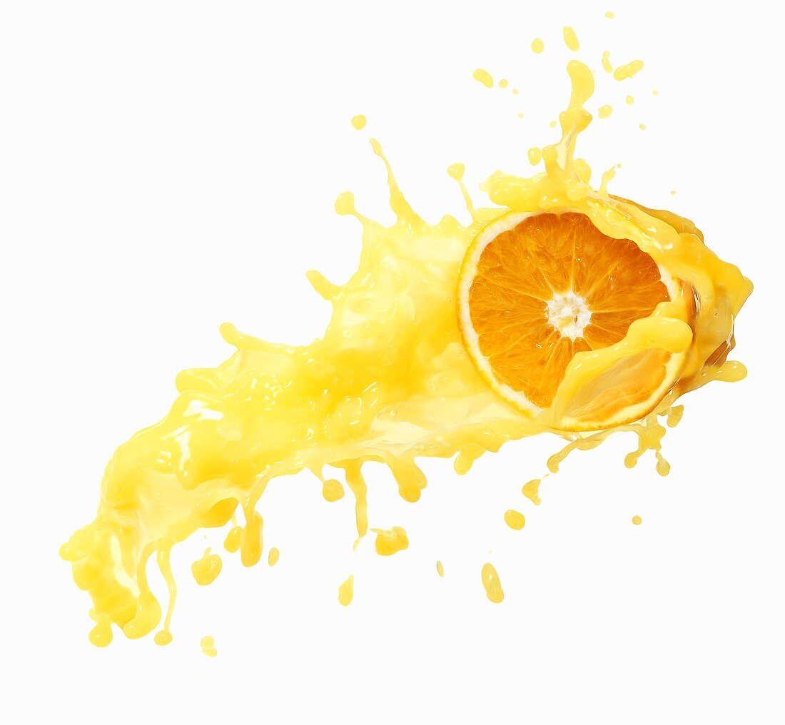 Halbe Orange, umspült von Orangensaft