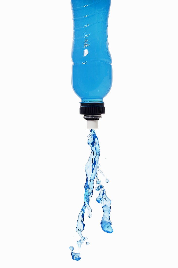 Blauer Energy Drink spritzt aus Flasche