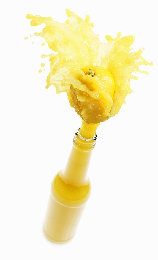 Zitronensaft spritzt aus Flasche