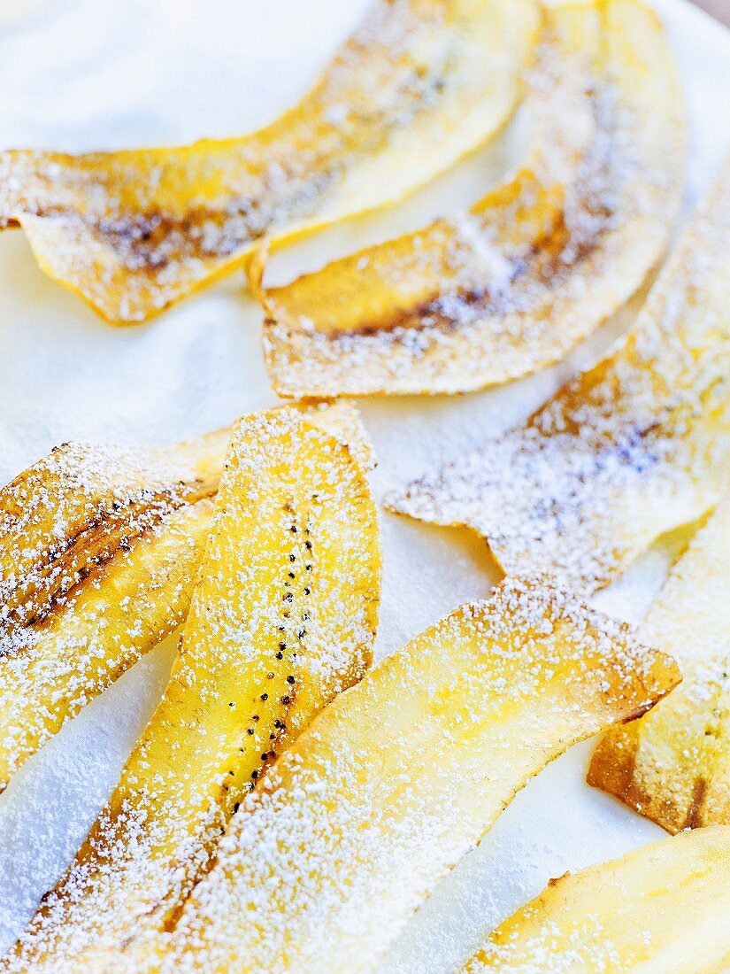 Banana chips with icing sugar