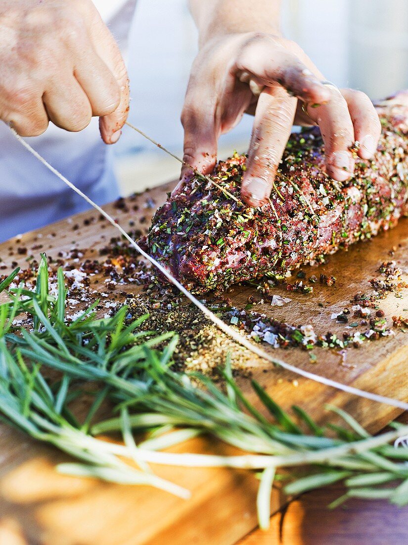 Filet in Kräuterkruste vorbereiten