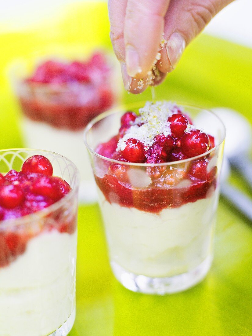 Weisses Schokoladenmousse mit Beeren