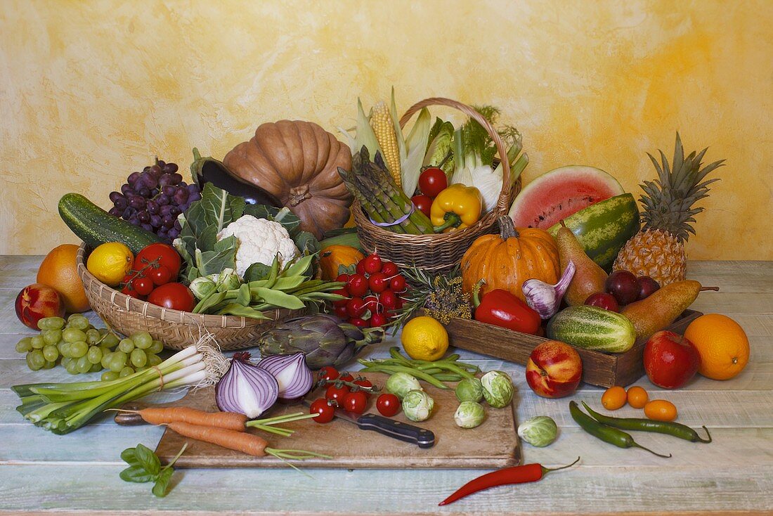 Gemüsestillleben mit Früchten