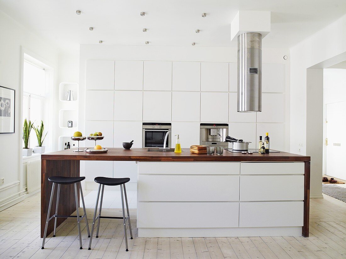 Kitchen with extractor hood