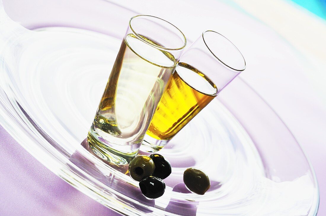 Verschiedene Olivenöle in Gläser