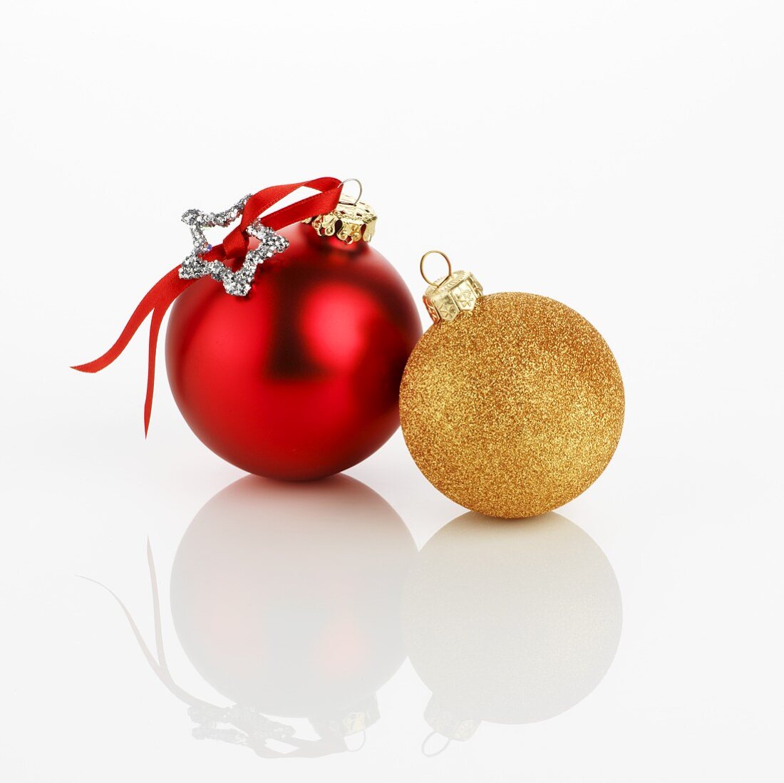 Verschiedene Christbaumkugeln (rot, gold)