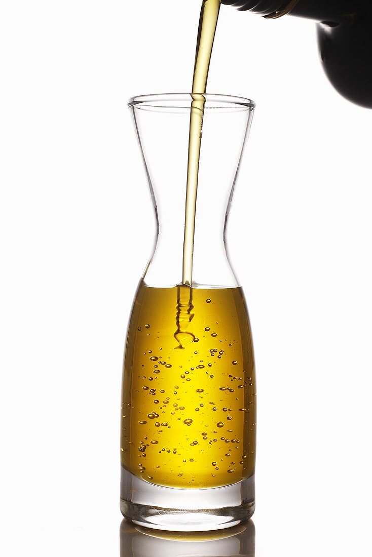 Olivenöl in eine Karaffe umfüllen
