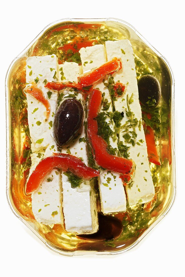 Eingelegter Feta mit Oliven und Kräutern