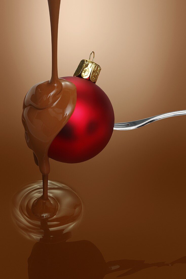Christbaumkugel mit flüssiger Schokolade begiessen