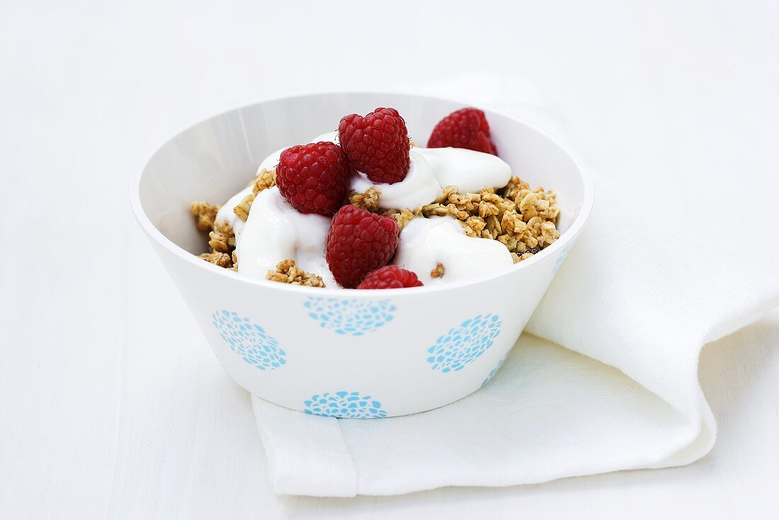 Muesli with yoghurt and raspberries