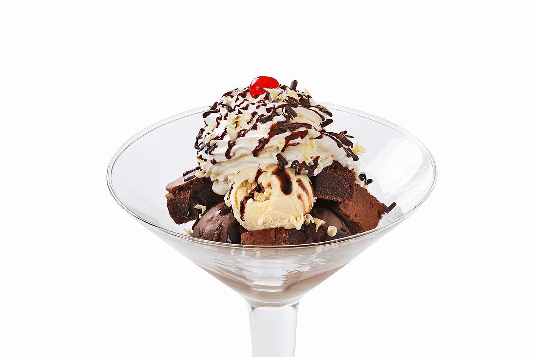 Ice cream sundae with brownies and cream