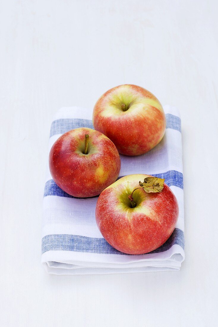 Fresh apples on tea towel