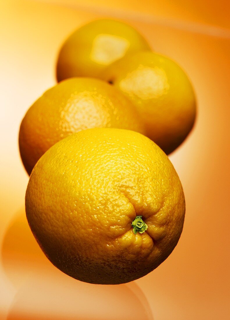 Vier Orangen
