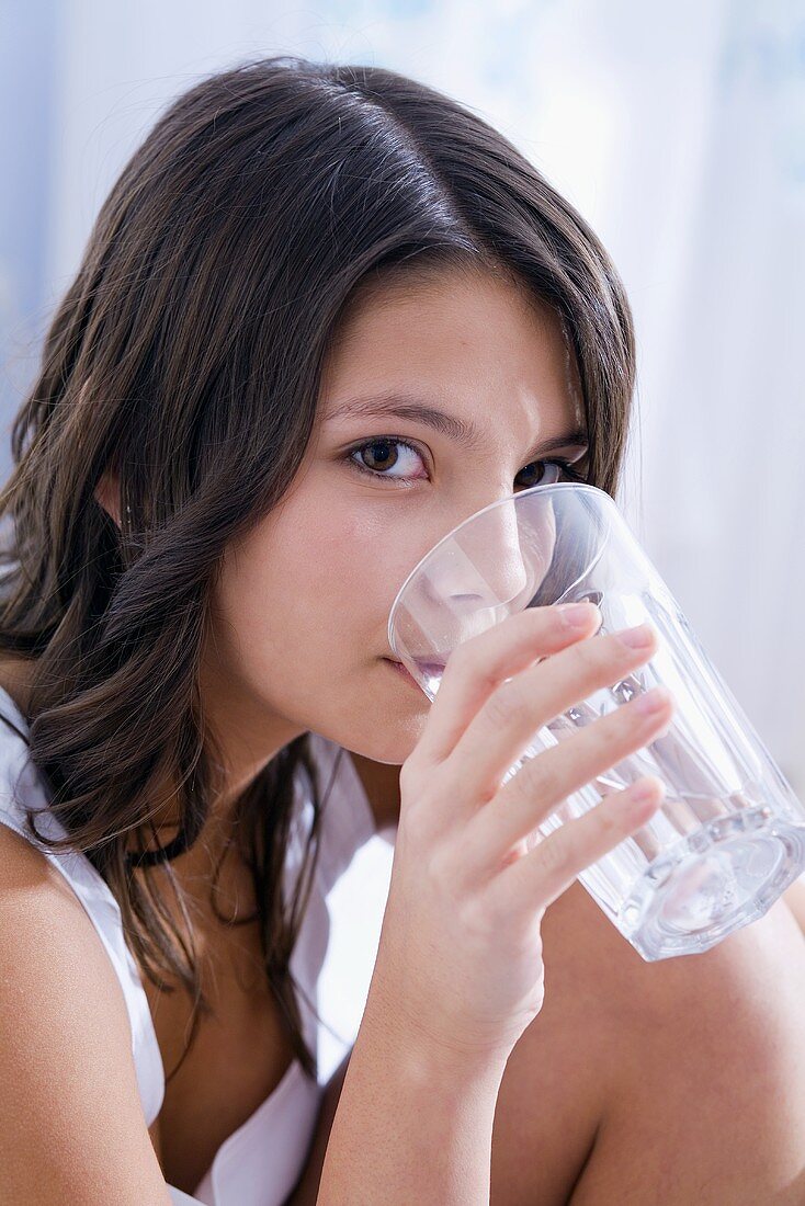 Mädchen trinkt ein Glas Wasser