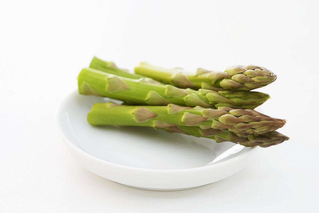 Grüner Spargel auf Teller