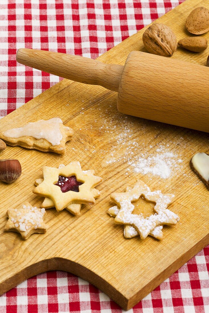 Verschiedene Mürbeteigplätzchen auf Holzbrett