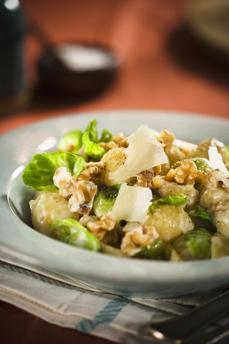 Nudeln mit Walnüssen, Parmesan und Rosenkohl