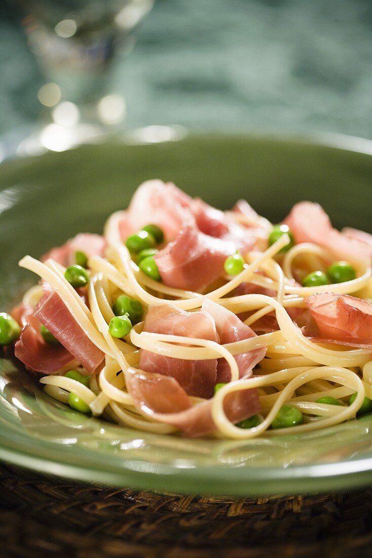 Linguine mit Prosciutto und Erbsen