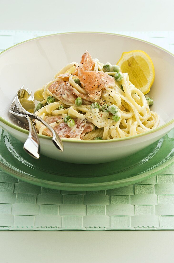 Linguine mit Räucherlachs und Erbsen