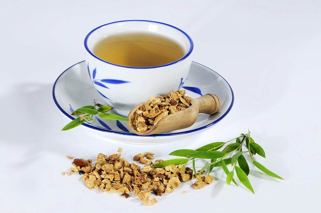Tee aus getrockneten Paternosterbaumfrüchten (Chuan Lian Zi, China)