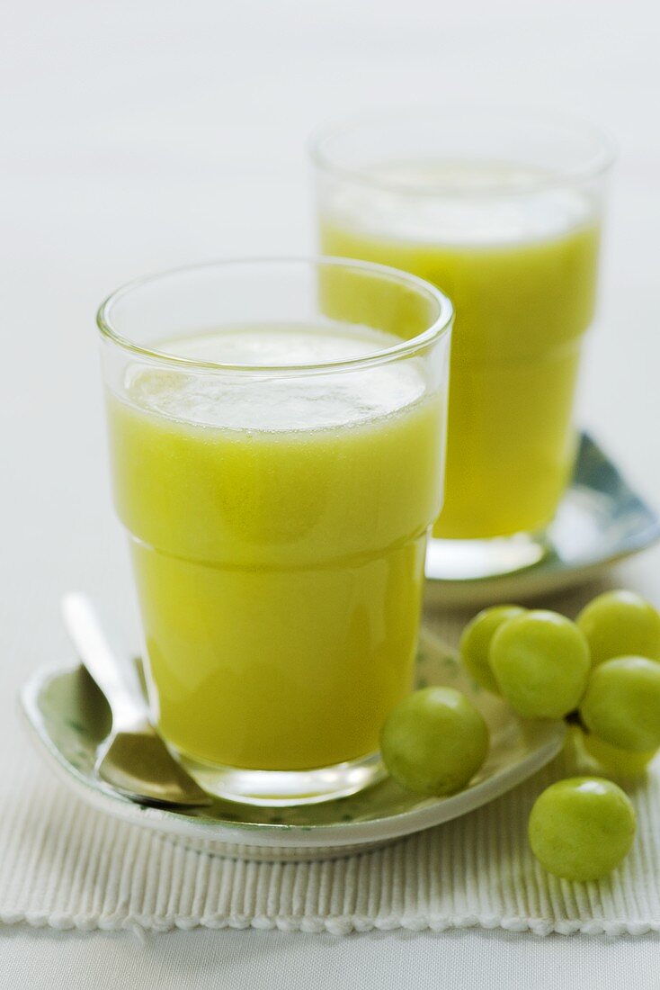 Kiwi fruit and grape juice in two glasses