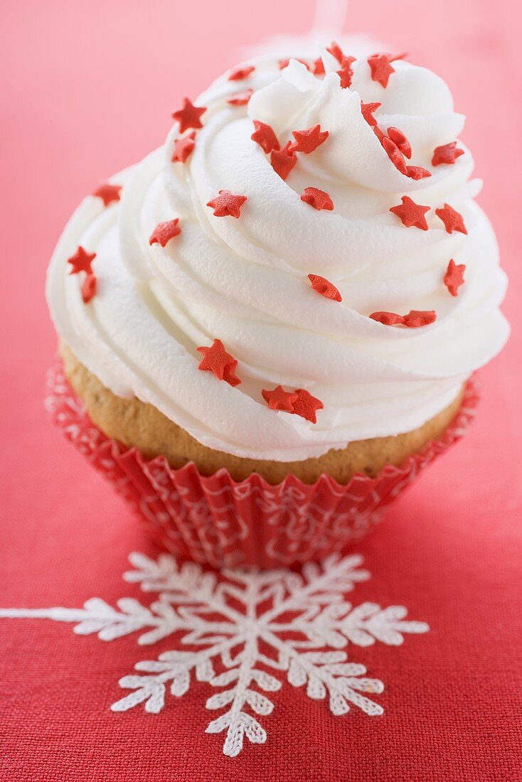 Cupcake mit roten Sternen für Weihnachten