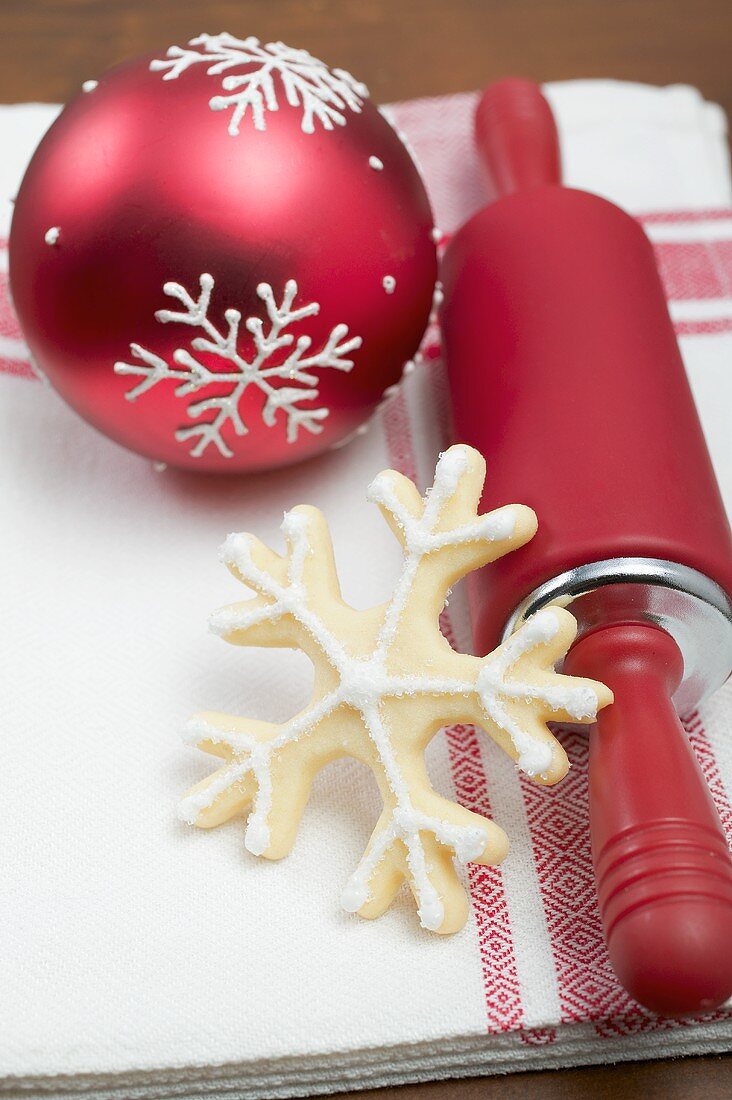 Weihnachtsplätzchen, Teigroller und Christbaumkugel