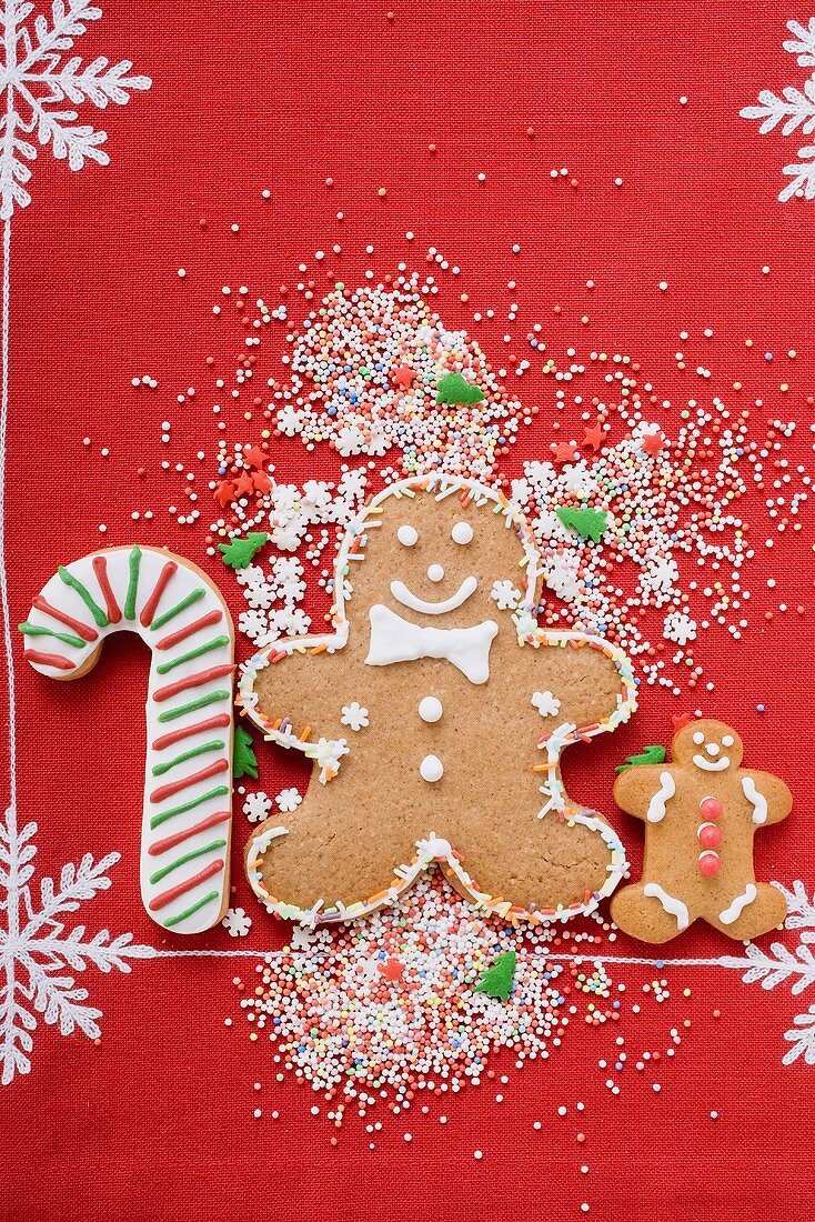 Lebkuchenfiguren, Zuckerstangenplätzchen und Zuckerperlen