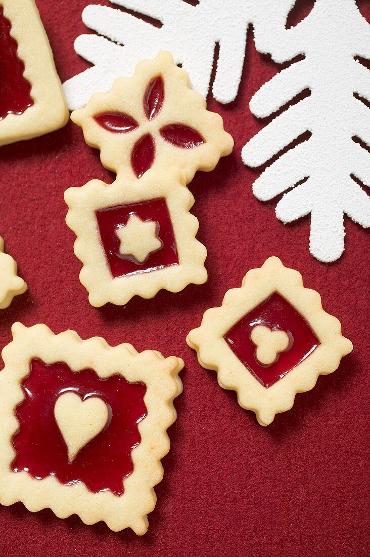 Mehrere quadratische Marmeladenplätzchen zu Weihnachten