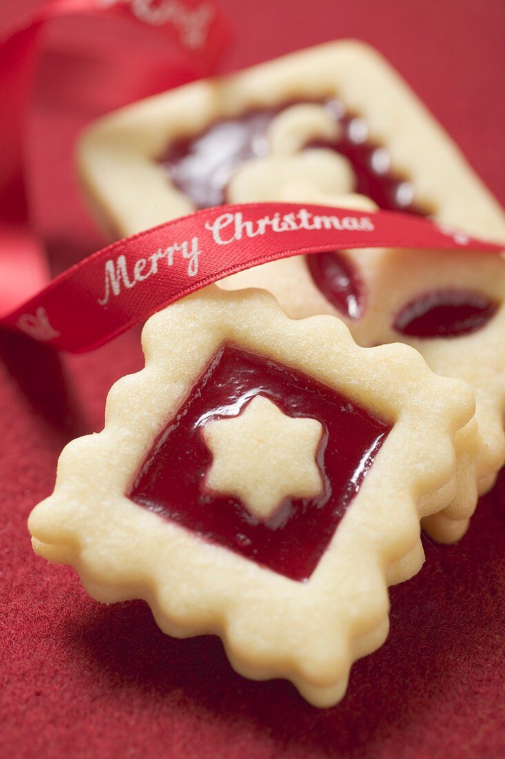 Drei quadratische Marmeladenplätzchen zu Weihnachten