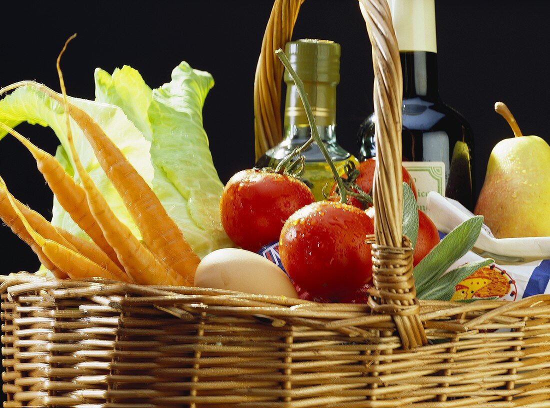 Korb mit Möhren; Tomaten; Olivenöl & Birne