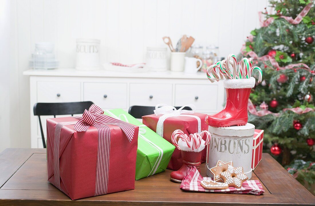 Weihnachtsgeschenke, Zuckerstangen, Lebkuchen auf Küchentisch