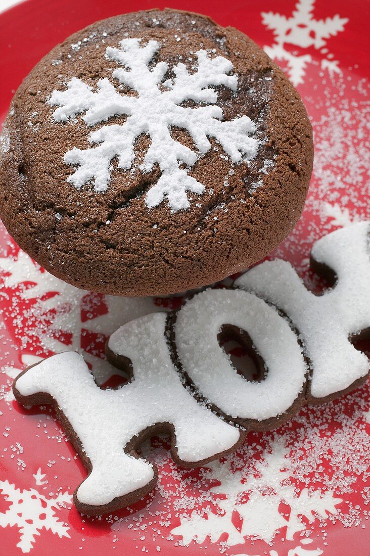 Schokoladenmuffin und Schriftzug HOHO auf Weihnachtsteller