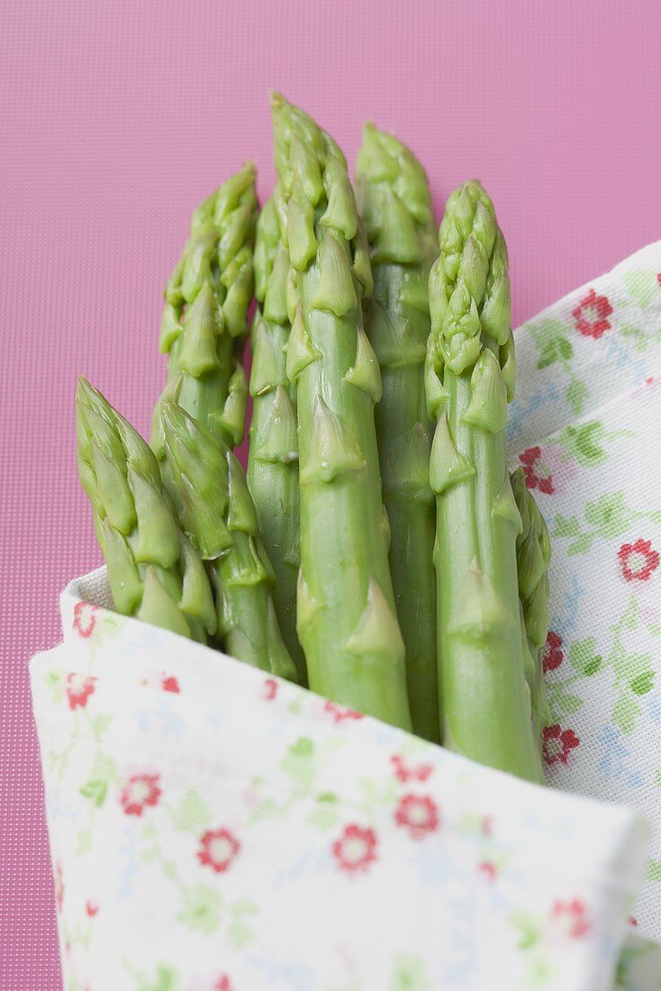 Frischer grüner Spargel im Tuch