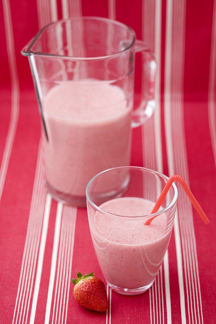 Erdbeermilch im Glas mit Strohhalm, Glaskrug, Erdbeere