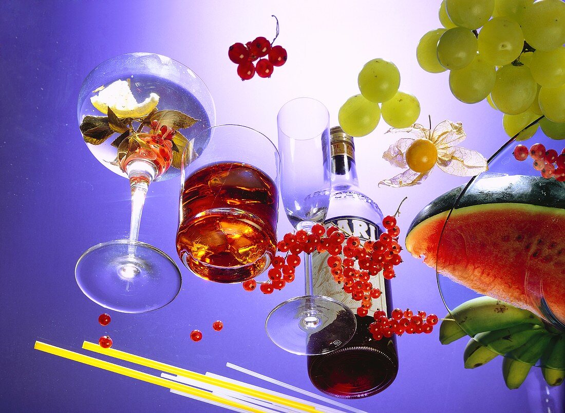 Campari; Früchte; Gläser auf Glasplatte