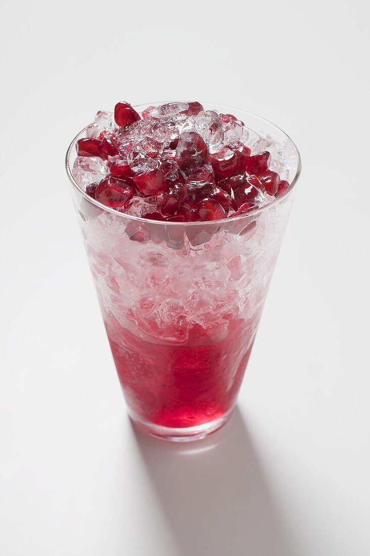 Granatapfelsaft mit Crushed Ice und Granatapfelkernen