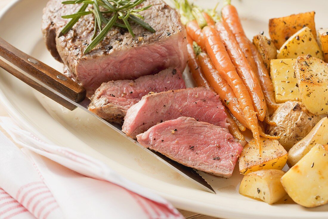 Filetsteak mit Möhren und Kartoffeln