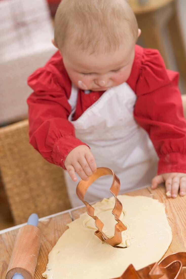 Baby sticht Plätzchen aus