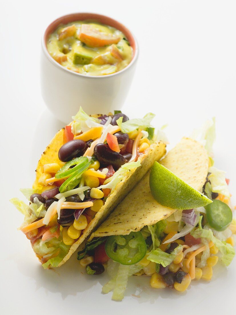 Tacos mit Bohnen und Mais, Gemüsedip im Schälchen