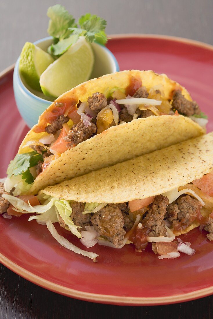 Tacos mit Hackfleisch, Limetten im Schälchen (Mexiko)
