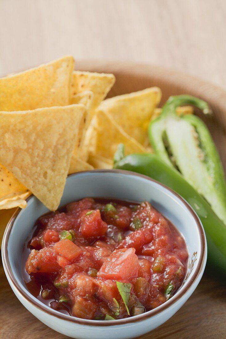 Tomatensalsa, Nachos und frische Chilischote