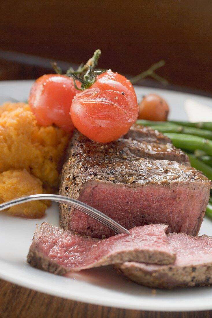 Rindersteak, angeschnitten, mit Kirschtomaten